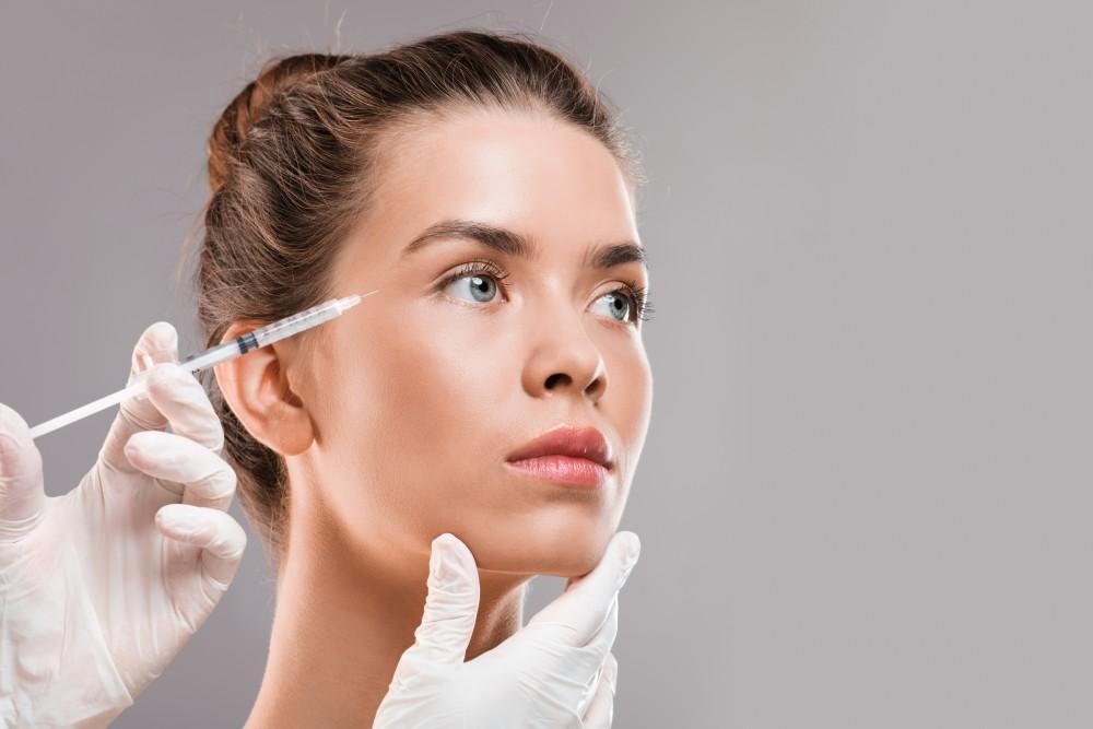 تزریق بوتاکس دور چشم برای کاهش خطوط پنجه کلاغی