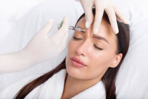 بوتاکس چیست و چگونه برای کاهش چین و چروک استفاده می‌شود؟
