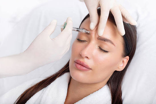 بوتاکس چیست و چگونه برای کاهش چین و چروک استفاده می‌شود؟